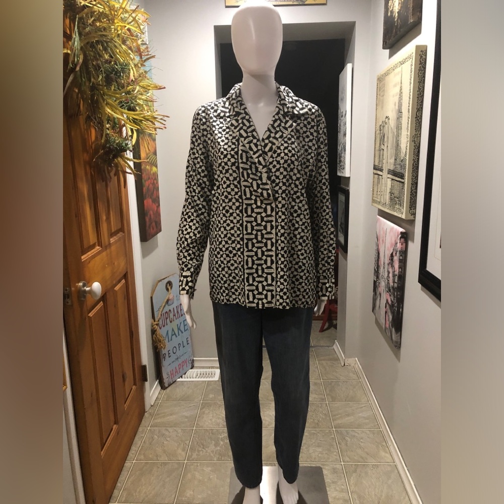 Black & Cream Geometric-Print Women’s Blouse
Vintage Ports International
EUC